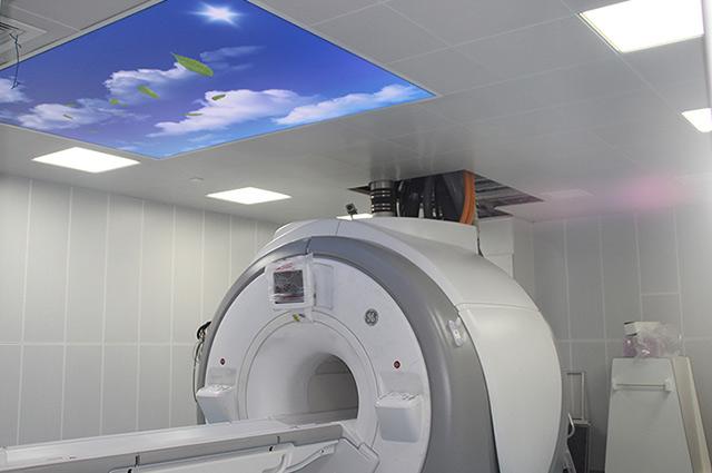 如何保證射線防護門的強度和耐用性？